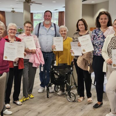 Gruppenfoto der Models mit Herrn Körner und Urkunden